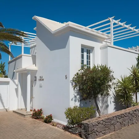 Charlana By Buenavilla Willa